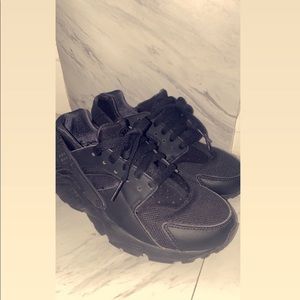 Black Nike Huarache Run